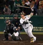 Murton got the best of his buddy Standridge, driving in 2 in the fifth. Photo taken from Sanspo.com